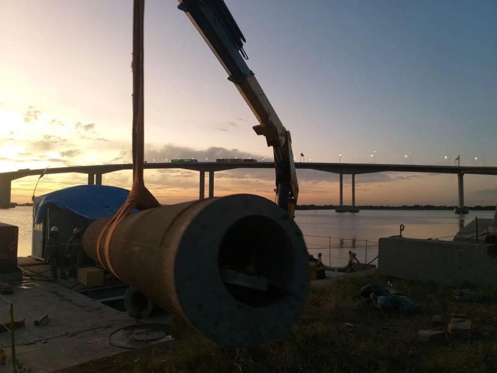 Demolição mecanizada de concreto armado no Rio de Janeiro